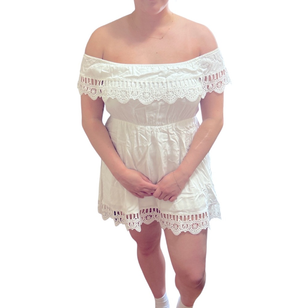 🦄 Cute féminine off shoulders white dress size M.